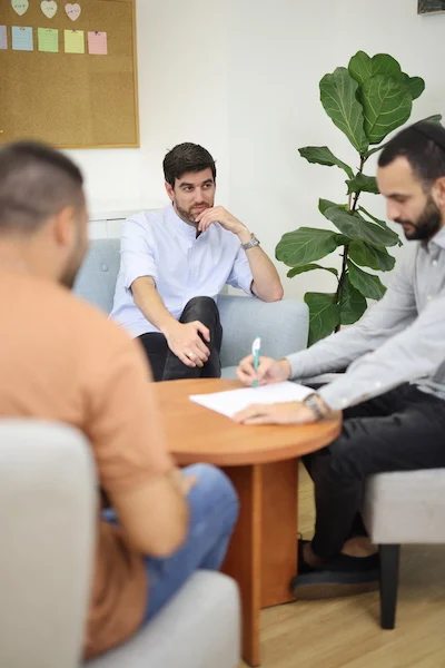 דרור בפגישת ייעוץ עם לקוחות
